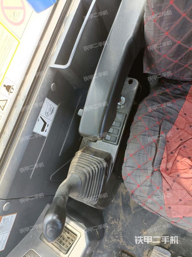 座椅右側(cè)控制臺(tái)/鑰匙門(mén)/油門(mén)/含右手柄（駕駛室部分）