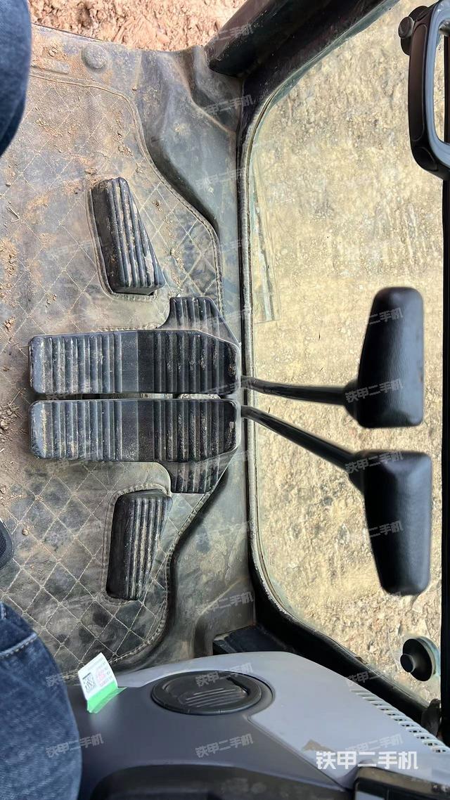 行走控制手柄和踏板?俯拍（駕駛室部分）