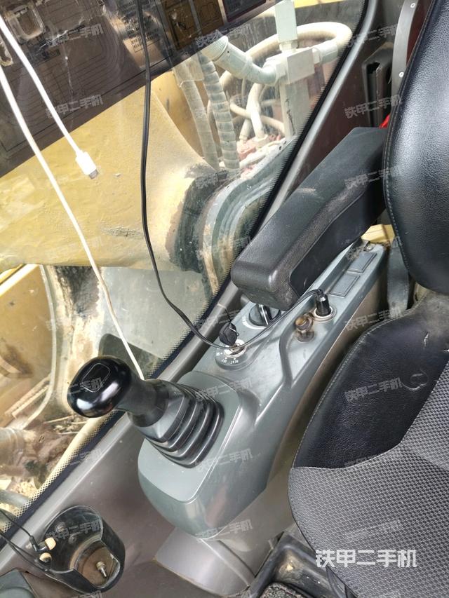 座椅右側(cè)控制臺(tái)/鑰匙門(mén)/油門(mén)/含右手柄（駕駛室部分）