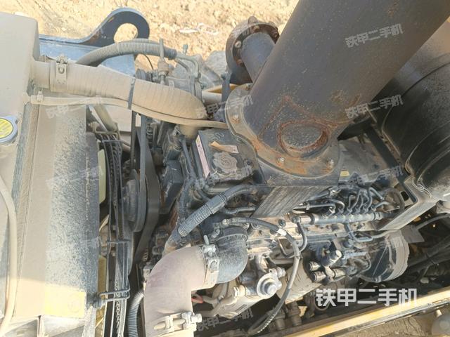 發(fā)動(dòng)機(jī)上部全景（壓路機(jī)發(fā)動(dòng)機(jī)艙）