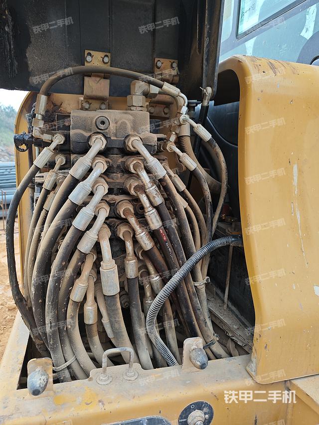 回转马达和主控阀（整机外观）