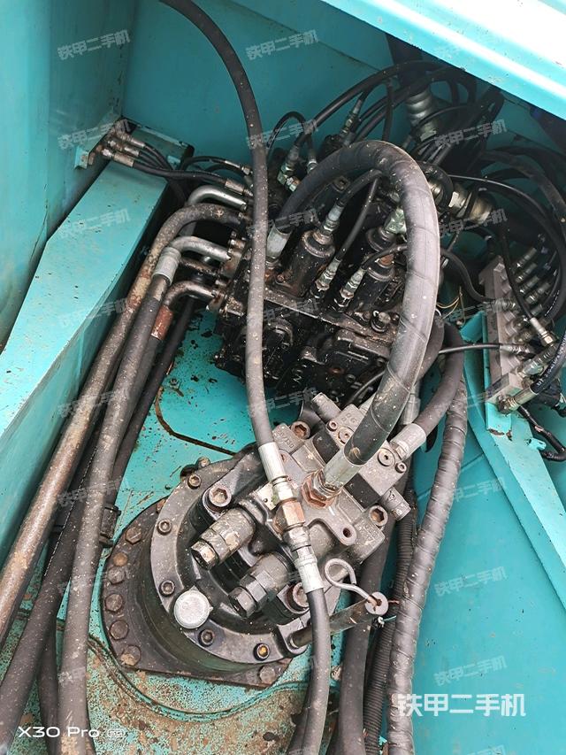 回轉(zhuǎn)馬達(dá)和主控閥（整機(jī)外觀）