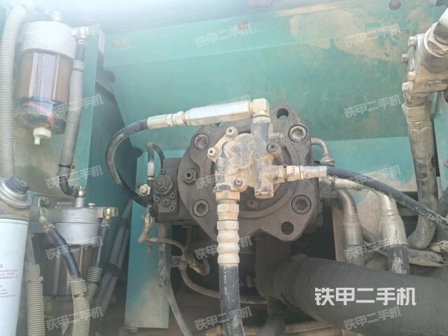 液壓泵艙室正面整體（整機外觀）