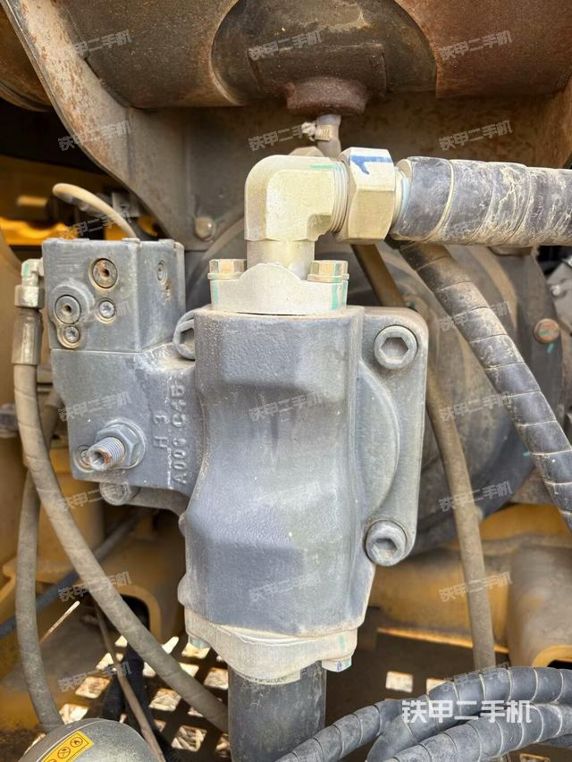 液压泵舱室正面整体（整机外观）