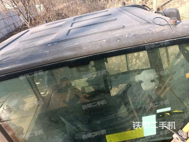 駕駛室頂部(整機(jī)外觀) 駕駛室頂部(整機(jī)外觀)
