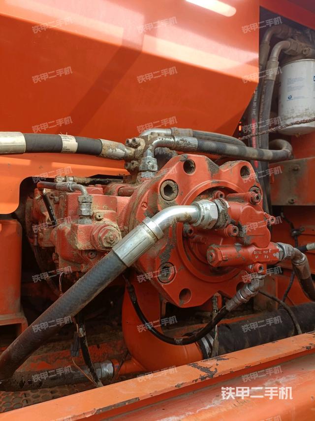 液壓泵艙室正面整體（整機外觀）