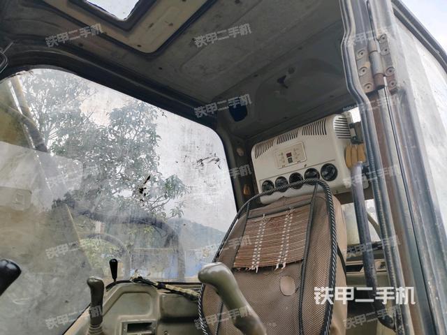 行走控制手柄和踏板?俯拍(駕駛室部分) 行走控制手柄和踏板?俯拍(駕駛室部分)