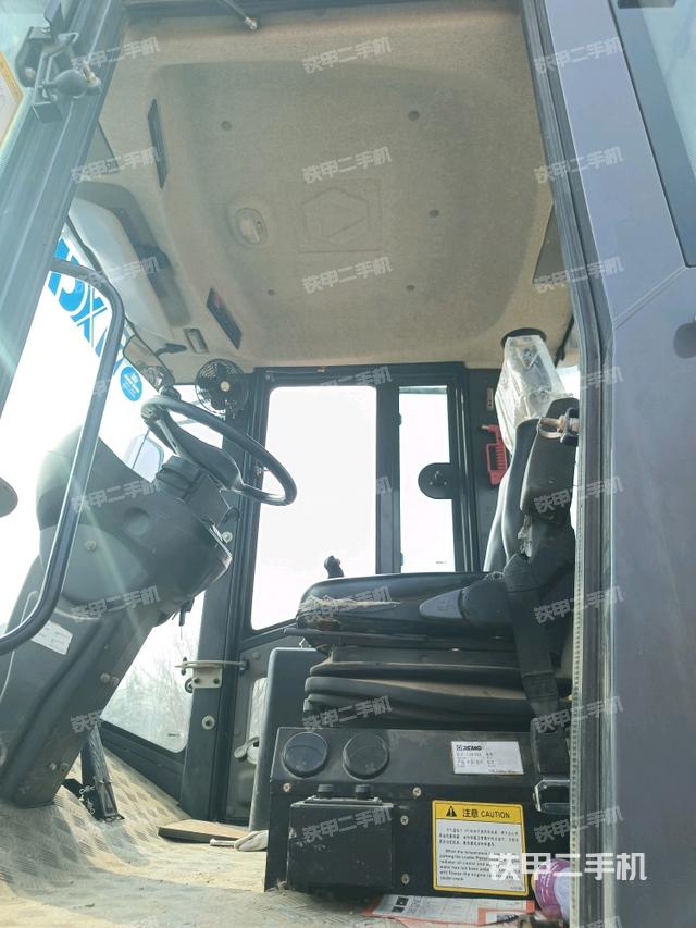 駕駛室側(cè)向上照全景（壓路機(jī)駕駛室）