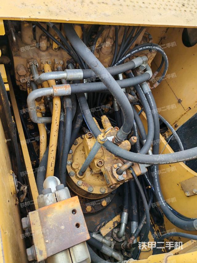 回轉(zhuǎn)馬達和主控閥(整機外觀) 回轉(zhuǎn)馬達和主控閥(整機外觀)