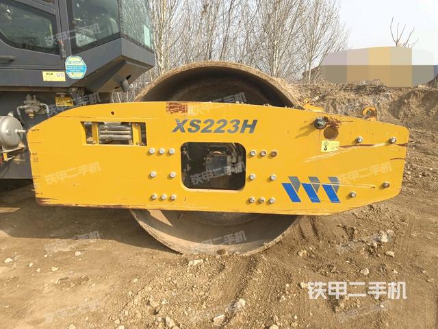 前車(chē)架正左側(cè)（壓路機(jī)前后車(chē)架）