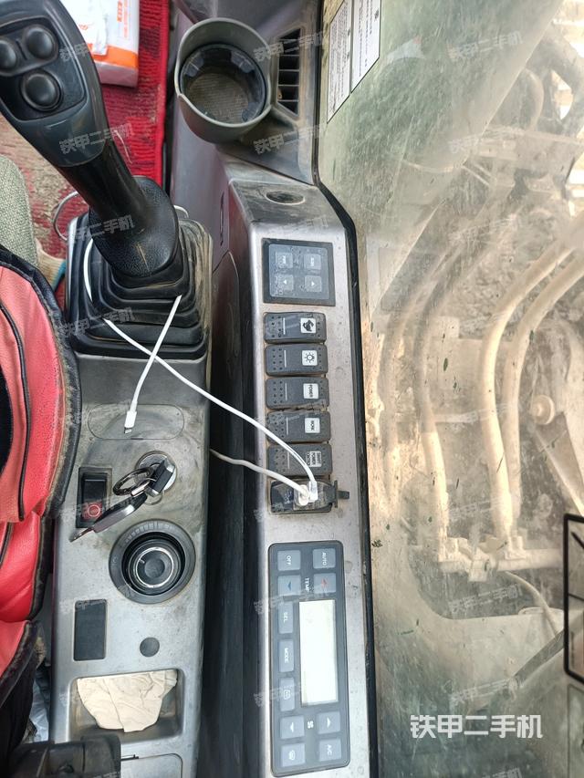 座椅右側(cè)控制臺(tái)/鑰匙門(mén)/油門(mén)/含右手柄（駕駛室部分）