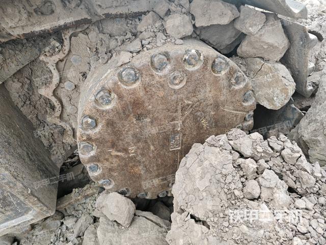 左驅(qū)動輪（行走機構(gòu)）