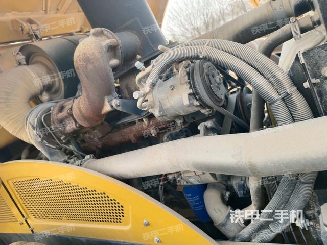 發(fā)動(dòng)機(jī)右側(cè)全景（壓路機(jī)發(fā)動(dòng)機(jī)艙）