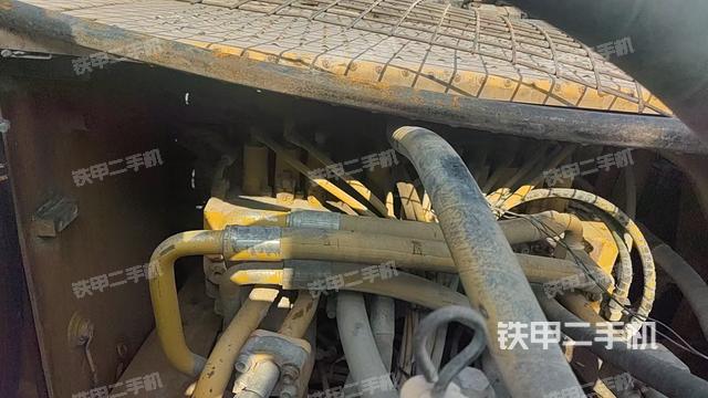 回轉(zhuǎn)馬達(dá)和主控閥（整機(jī)外觀）