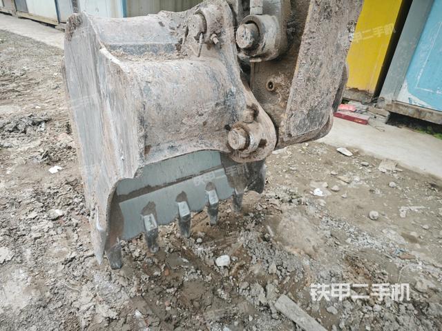 鏟斗右后整體(工作和回轉(zhuǎn)裝置) 鏟斗右后整體(工作和回轉(zhuǎn)裝置)