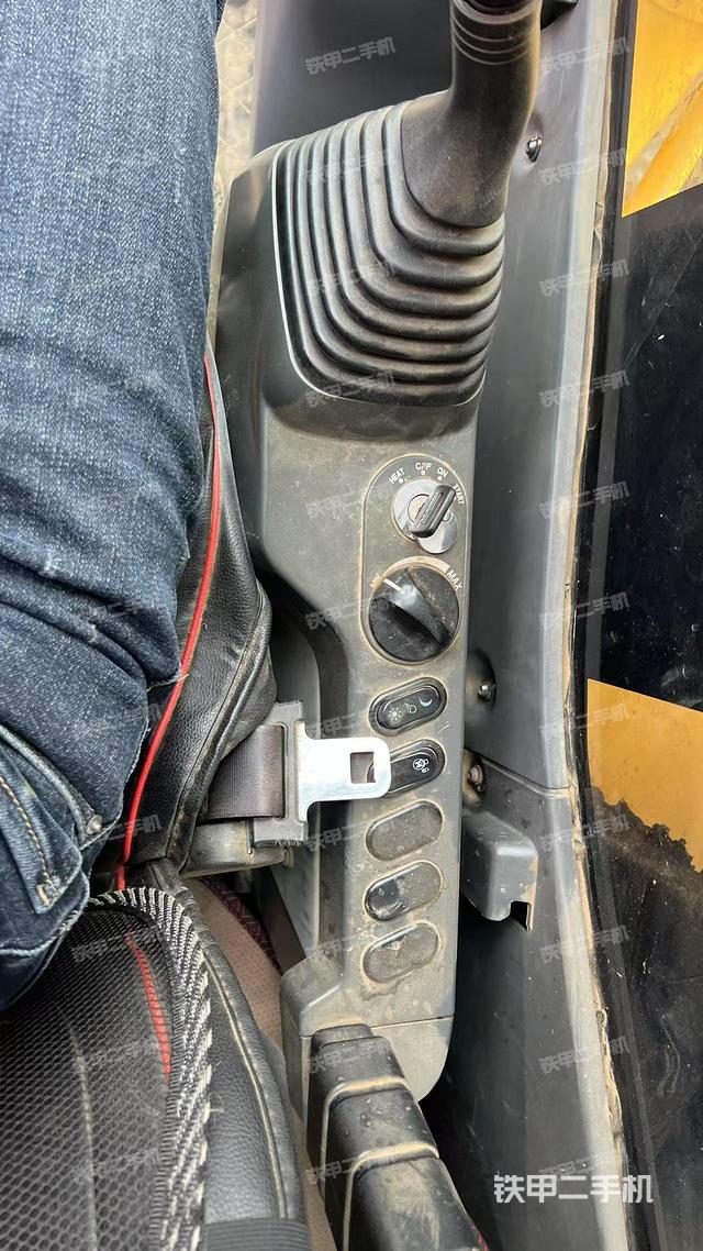 座椅右側(cè)控制臺(tái)/鑰匙門(mén)/油門(mén)/含右手柄（駕駛室部分）