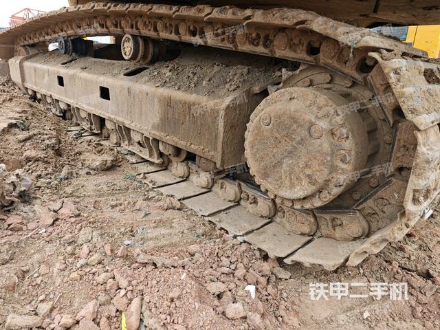 右驅(qū)動輪（行走機(jī)構(gòu)）