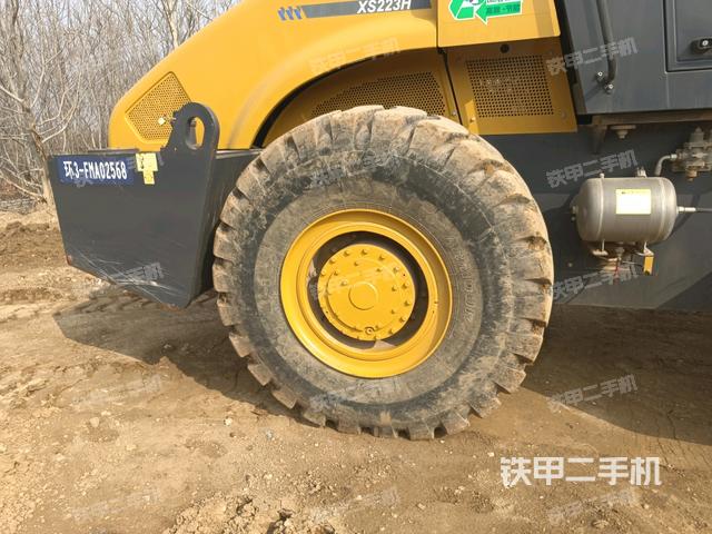 后輪左側(cè)全景（壓路機(jī)前后車(chē)架）