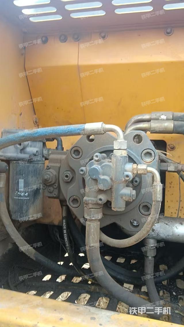 液壓泵艙室正面整體（整機外觀）