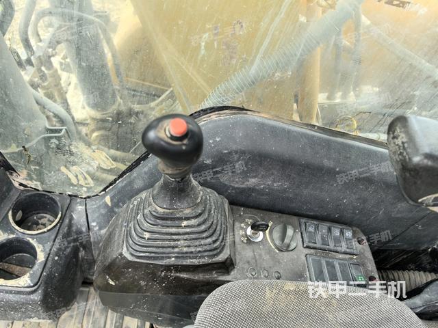 座椅右側(cè)控制臺(tái)/鑰匙門/油門/含右手柄（駕駛室部分）