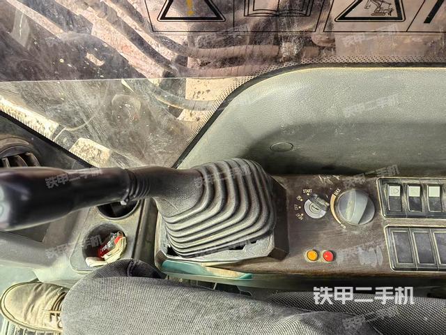 座椅左側(cè)控制臺/音響/含左手柄(駕駛室部分) 座椅左側(cè)控制臺/音響/含左手柄(駕駛室部分)