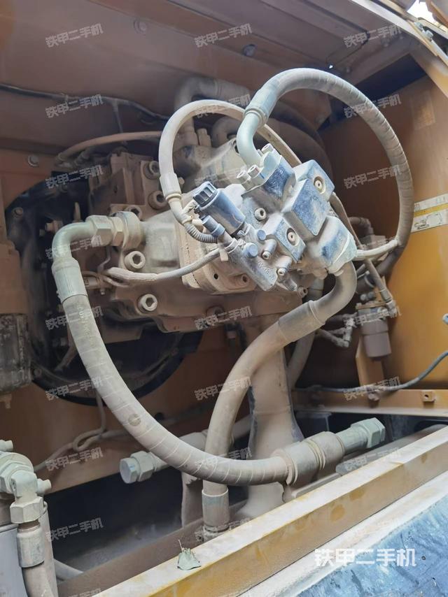 液壓泵艙室正面整體(整機外觀) 液壓泵艙室正面整體(整機外觀)