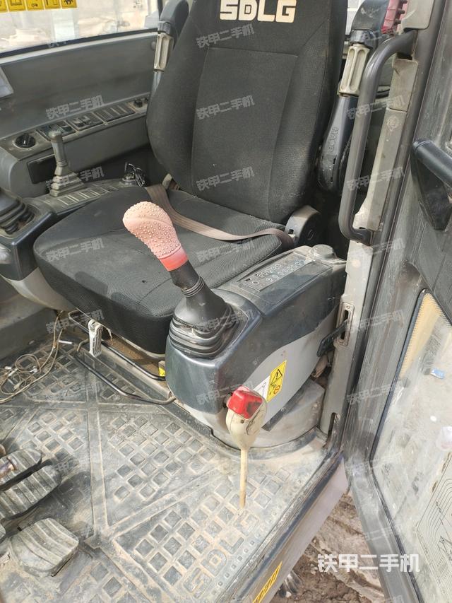駕駛室整體(整機(jī)外觀) 駕駛室整體(整機(jī)外觀)