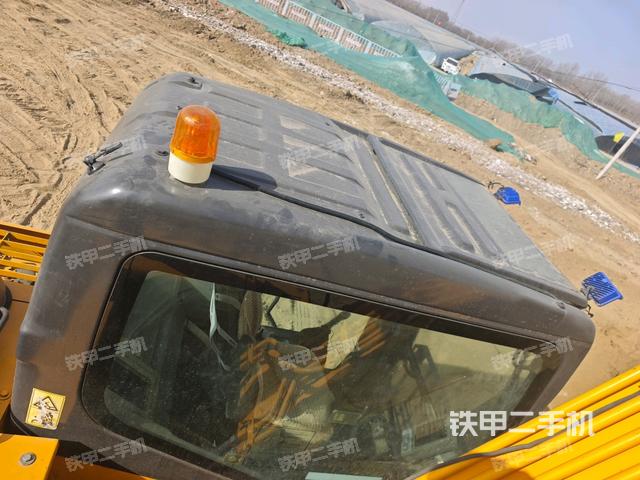 駕駛室頂部（整機外觀）