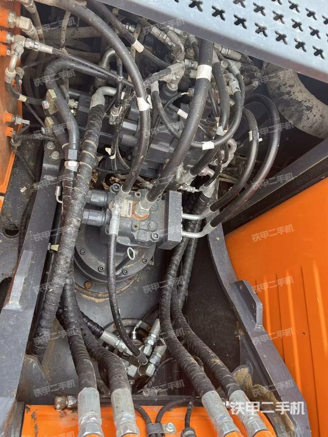 回轉馬達和主控閥(整機外觀) 回轉馬達和主控閥(整機外觀)