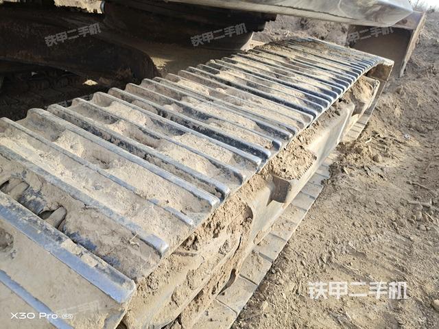 單側(cè)履帶整體(整機(jī)外觀) 單側(cè)履帶整體(整機(jī)外觀)