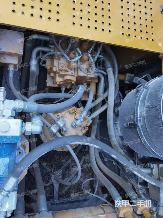 回轉(zhuǎn)馬達和主控閥(整機外觀) 回轉(zhuǎn)馬達和主控閥(整機外觀)