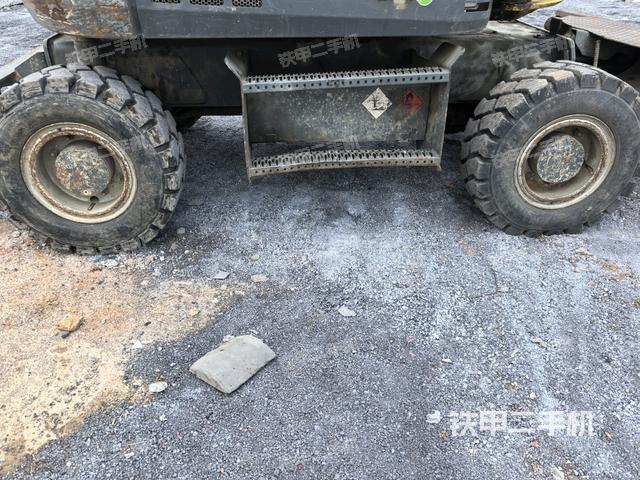 右側(cè)履帶整體?(行走機(jī)構(gòu)) 右側(cè)履帶整體?(行走機(jī)構(gòu))