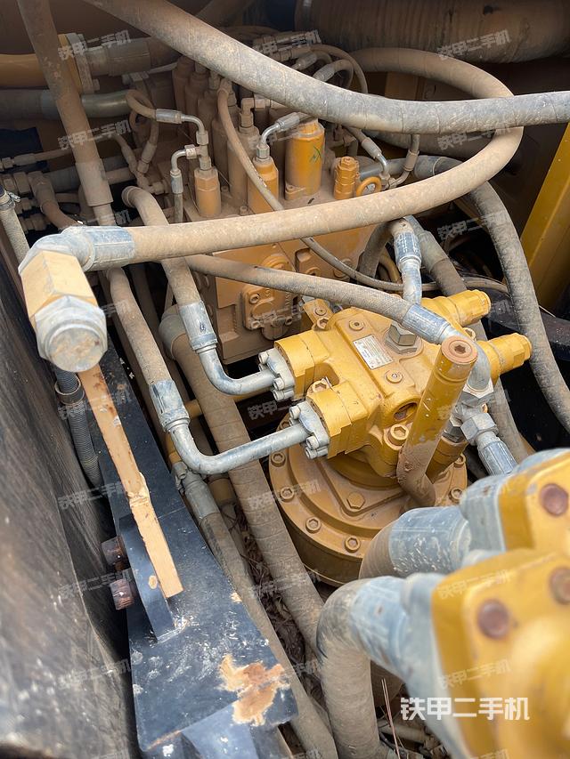 回转马达和主控阀（整机外观）