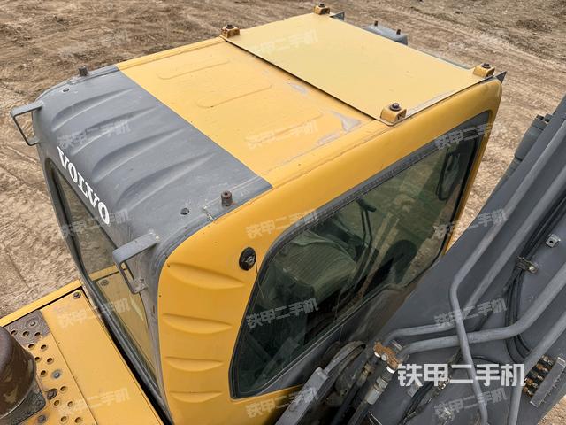 駕駛室頂部(整機(jī)外觀) 駕駛室頂部(整機(jī)外觀)