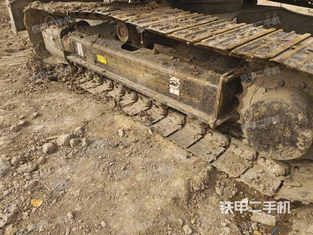 單側(cè)履帶整體(整機(jī)外觀) 單側(cè)履帶整體(整機(jī)外觀)