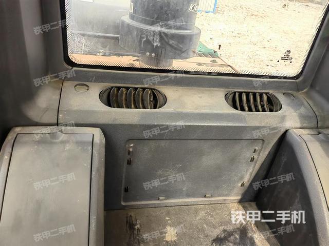 座椅右側(cè)控制臺/鑰匙門/油門/含右手柄(駕駛室部分) 座椅右側(cè)控制臺/鑰匙門/油門/含右手柄(駕駛室部分)
