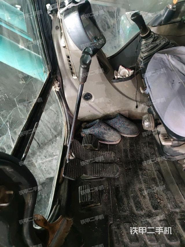 行走控制手柄和踏板?俯拍(駕駛室部分) 行走控制手柄和踏板?俯拍(駕駛室部分)