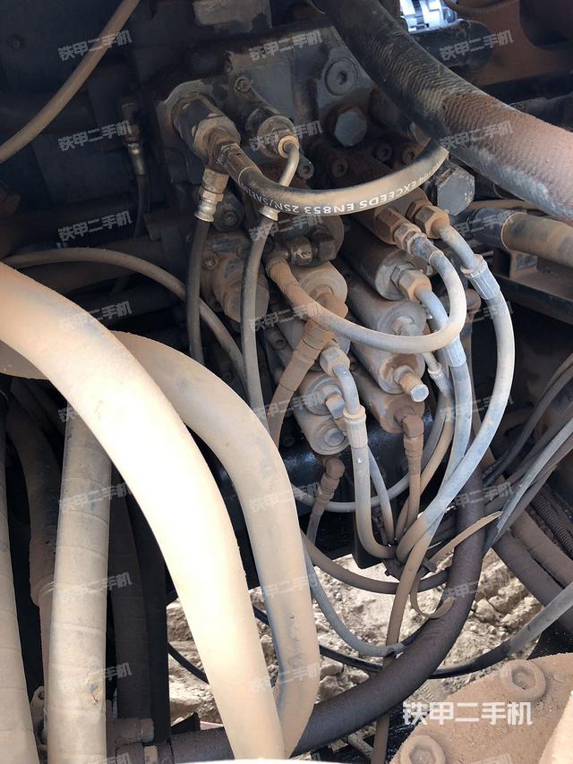 回转马达和主控阀（整机外观）