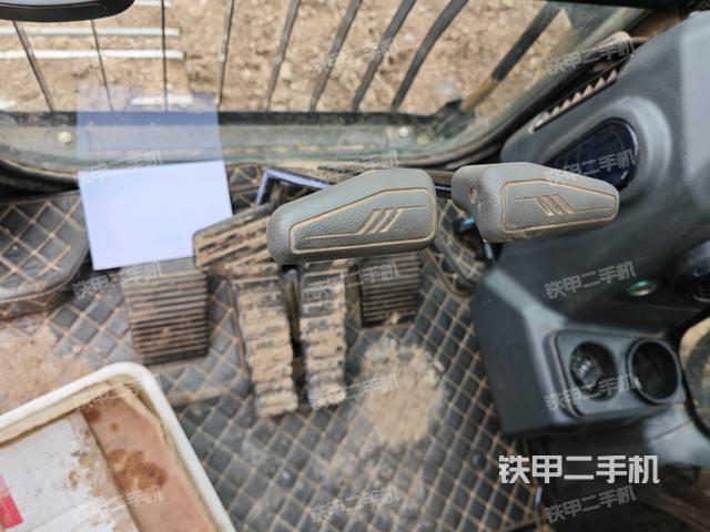 行走控制手柄和踏板?俯拍(駕駛室部分) 行走控制手柄和踏板?俯拍(駕駛室部分)