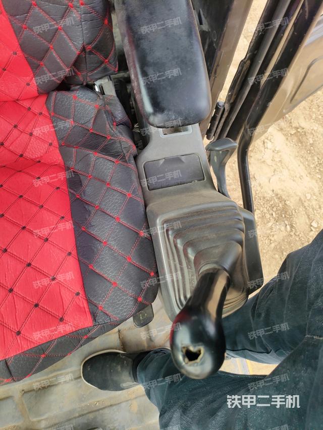 座椅右側(cè)控制臺(tái)/鑰匙門/油門/含右手柄（駕駛室部分）