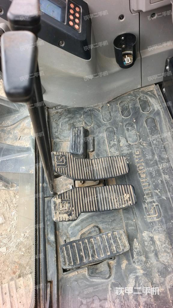 行走控制手柄和踏板?俯拍(駕駛室部分) 行走控制手柄和踏板?俯拍(駕駛室部分)