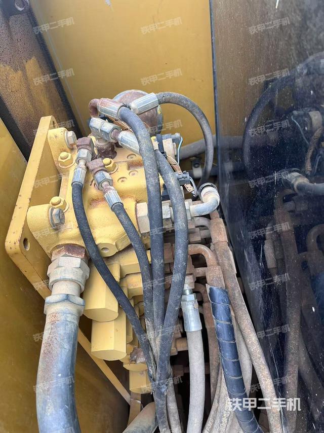 回转马达和主控阀（整机外观）