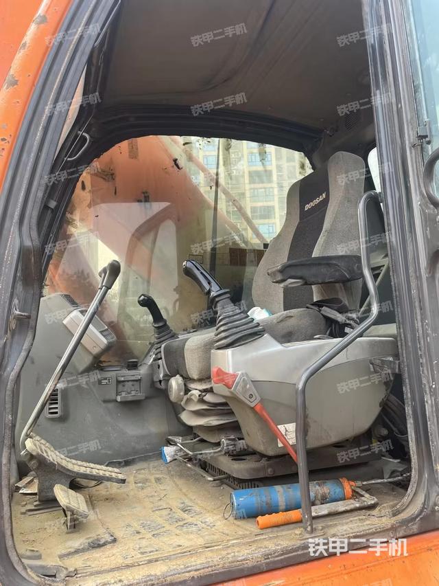 駕駛室整體(整機外觀) 駕駛室整體(整機外觀)