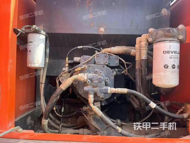 液壓泵艙室正面整體（整機外觀）