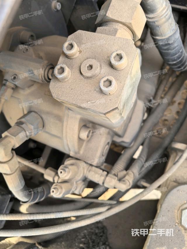 液壓泵艙室正面整體（整機外觀）