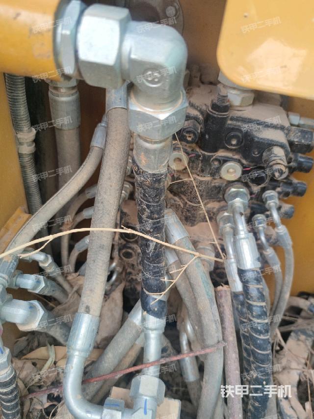 回轉(zhuǎn)馬達(dá)和主控閥(整機(jī)外觀) 回轉(zhuǎn)馬達(dá)和主控閥(整機(jī)外觀)