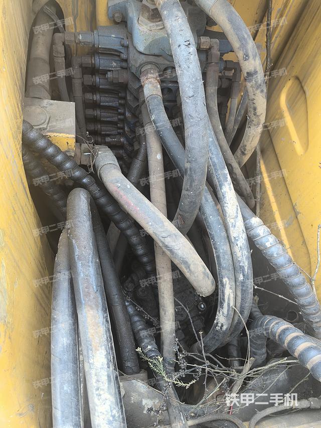 回转马达和主控阀（整机外观）