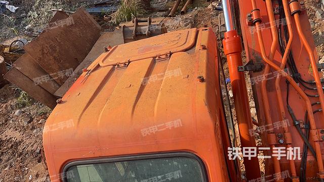駕駛室頂部(整機(jī)外觀) 駕駛室頂部(整機(jī)外觀)