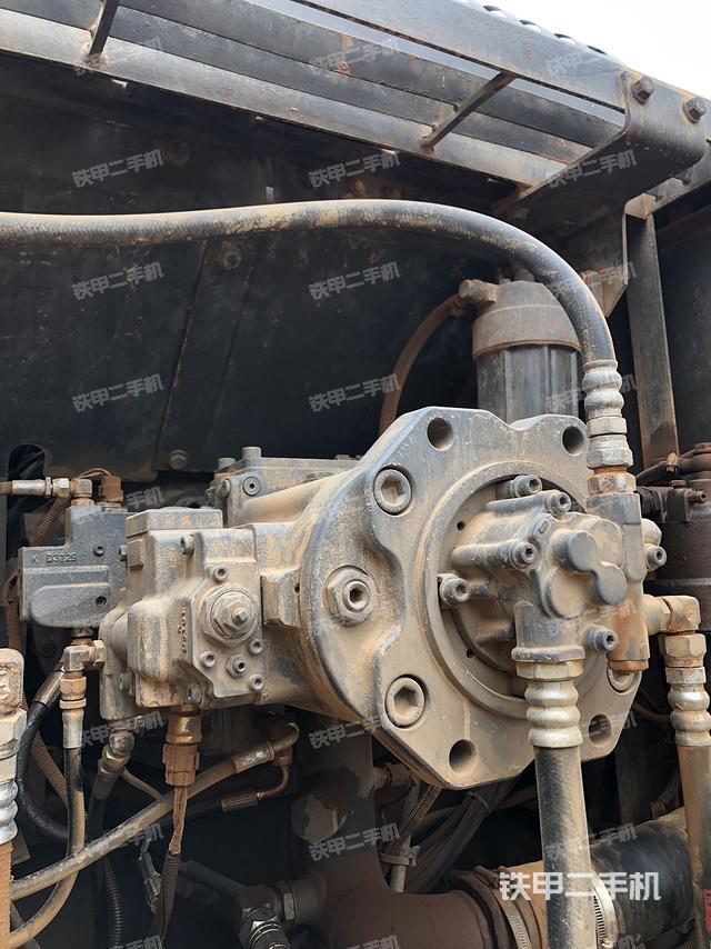 液压泵舱室正面整体（整机外观）