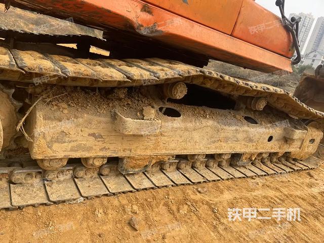 單側(cè)履帶整體(整機外觀) 單側(cè)履帶整體(整機外觀)